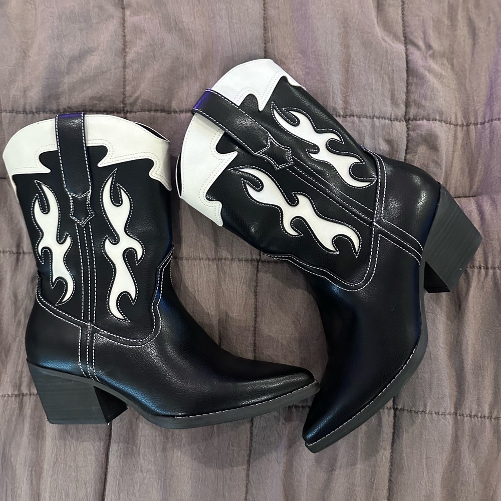 Universal Thread Black And White Flame Western An… - image 1